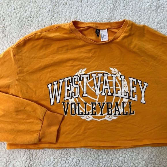 H&M VolleyBall  Cropped Sweatshirt - Picture 3 of 8